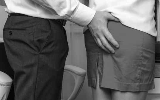 Men xotinimning sadoqatini porno bilan sinab kordim. Men xotinimning sadoqatini porno bilan sinab kordim.