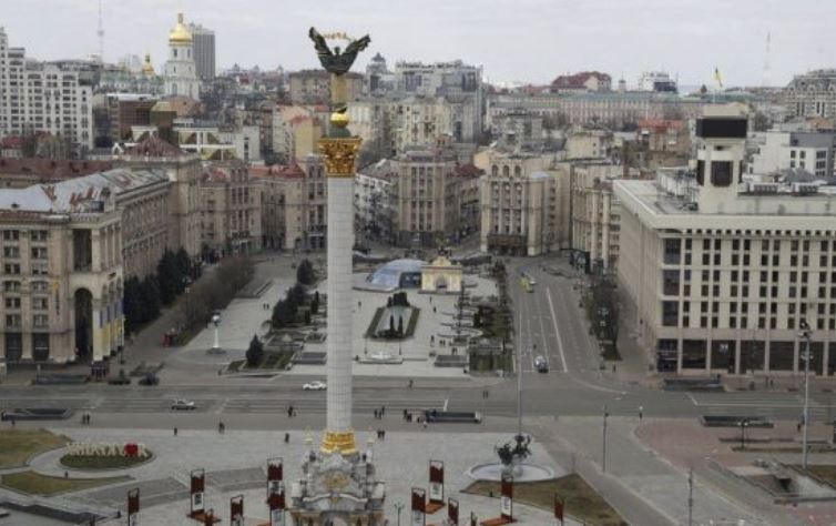 Luftë në Ukrainë, por diplomatët e këtij shteti do t’i kthehen punës në Kiev