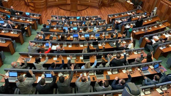 Për gjashtë muaj Kuvendi shpenzoi mbi 3.4 milionë euro për paga dhe mëditje