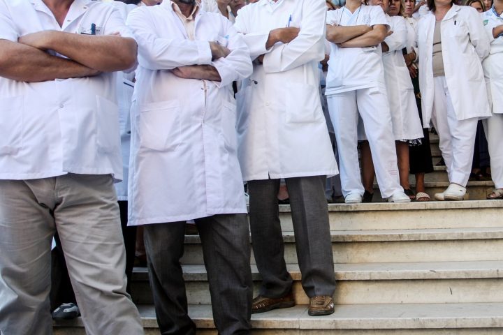 Rreth 3 muaj pa pagë, mjekët e angazhuar gjatë pandemisë harrohen nga shteti
