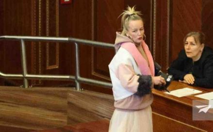 Adriana Matoshi shkon me patike e duks në seancën e Kuvendit
