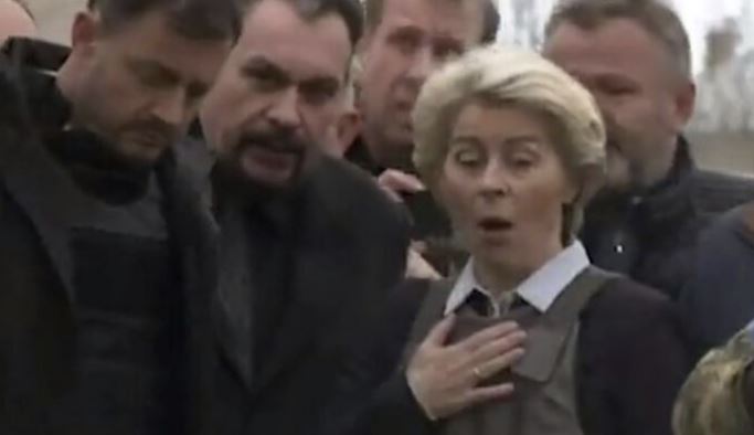 Pamje: Reagimi i Von der Leyen kur pa varrezën masive në Bucha