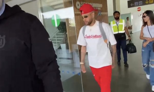 “U djeg loja” – Neymar shihet në aeroportin e Barcelonës