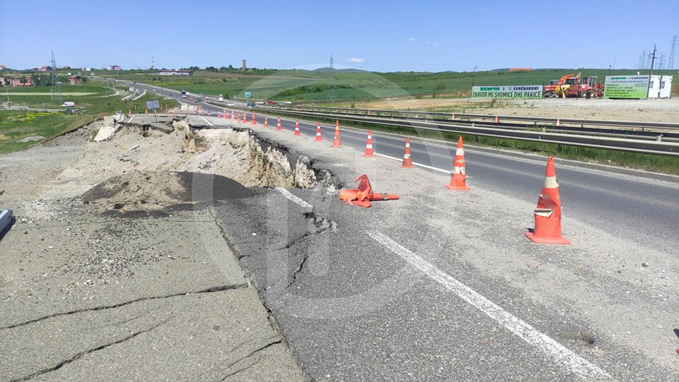 Ministria e Infrastrukturës nuk e bëri projektin qysh duhet, ndërpriten punimet në rrugën e shembur në Mazgit