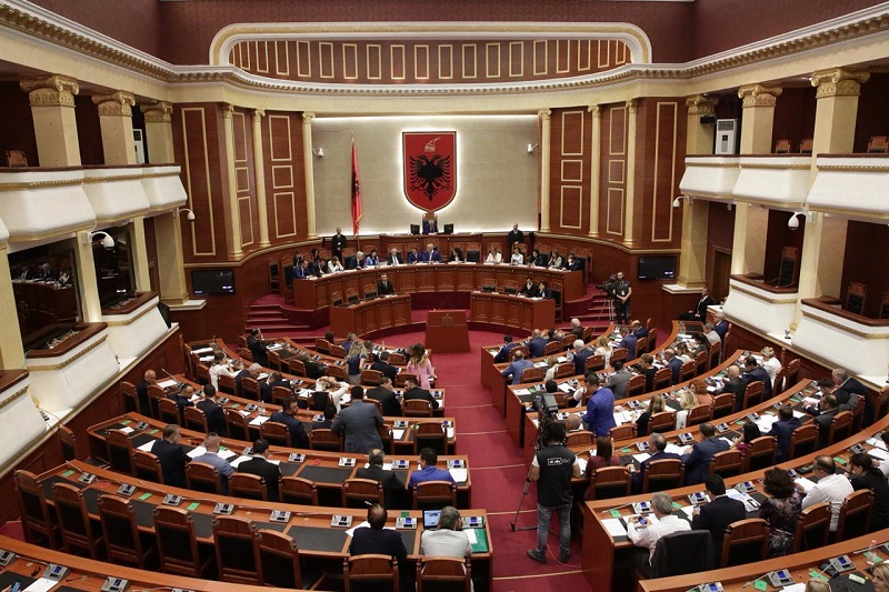 Kuvendi i Shqipërisë votoi kundër rezolutës që dënon gjenocidin serb