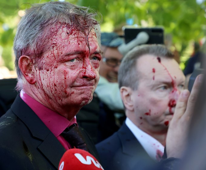 ‘Skuqet’ ambasadori rus në Poloni, sulmohet nga protestuesit