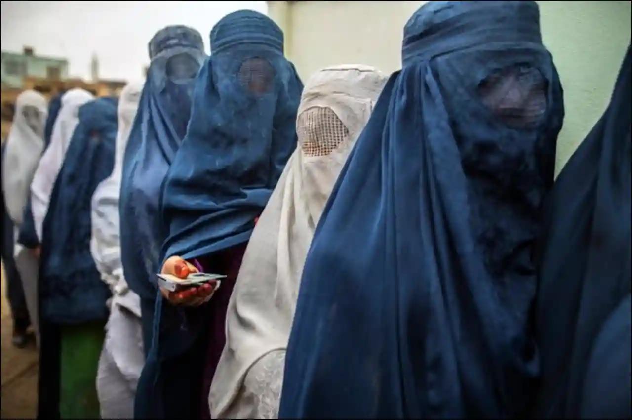 Talibanët nisin zbatimin e normave islame, asnjë grua nuk guxon të shfaqë fytyrën në publik