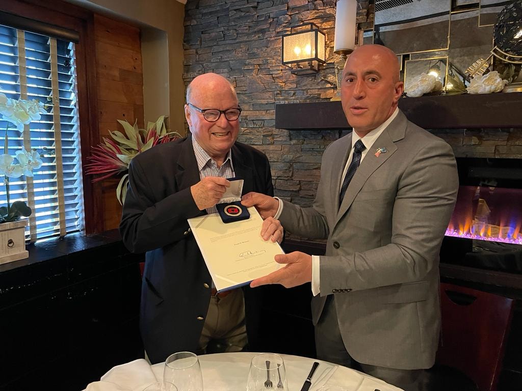 Haradinaj takon ambasadorin Frank Wisner, i ndan medalje kontributin e tij në pavarësimin dhe konsolidimin e Kosovës