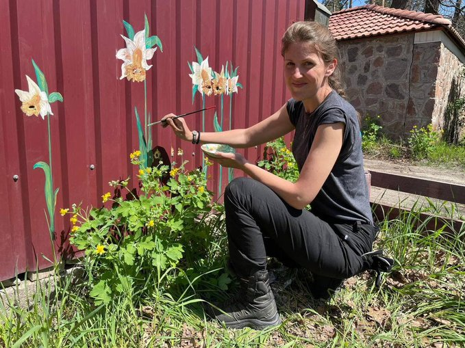 Kur dhimbja shndërrohet në art: Artistja ‘i kthen’ në lule gjurmët e plumbave në Buça