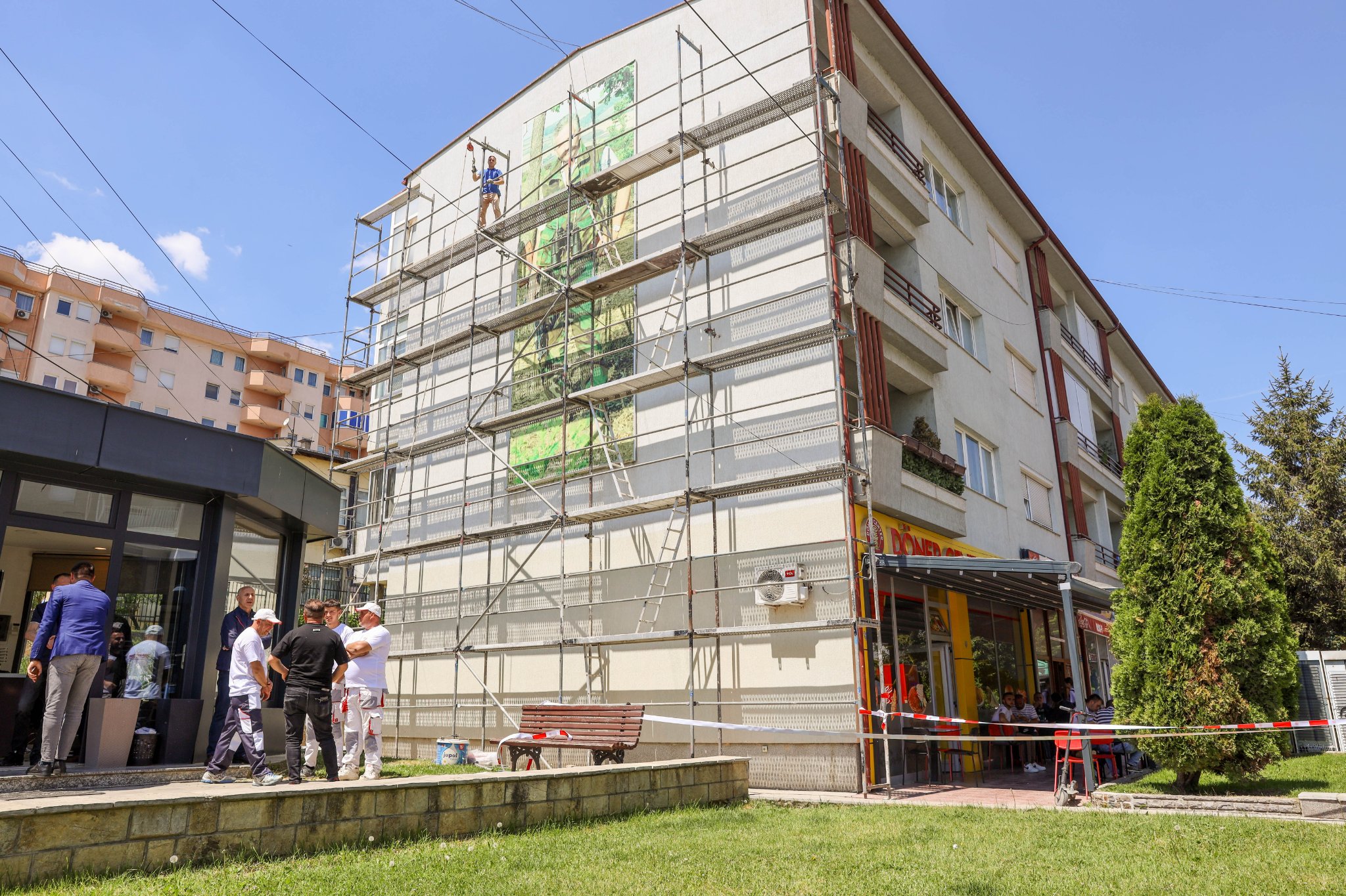 Kryetari i Skënderajt: Ashtu siç premtova, filluam fasadimin e objekteve banesore në sheshin ‘Adem Jashari’