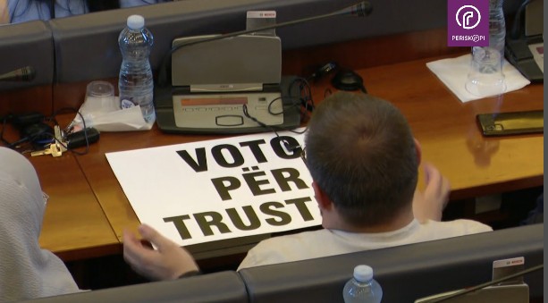 Voto për TRUST’in: Opozita thirrje me pankarta në Kuvend