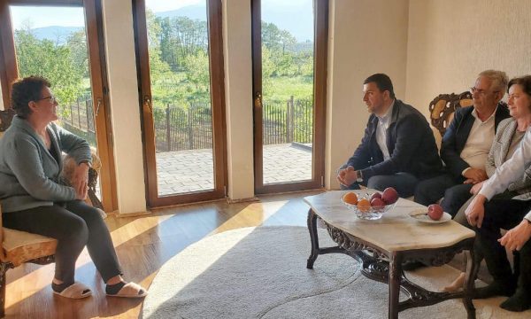 Memli Krasniqi viziton familjet Gucati e Haradinaj: Me mendje dhe me zemër jemi me ju