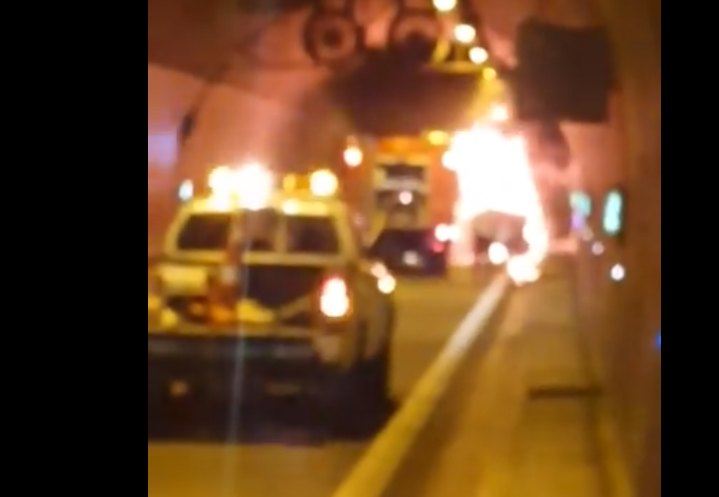 Një veturë përfshihet nga zjarri në tunelin e Kalimashit