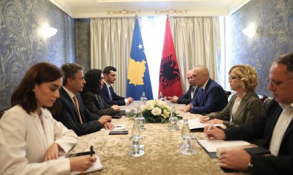 Presidentja Osmani takohet me Ilir Metën: Duhet të rritet koordinimi kundër trafikimit të qenieve njerëzore