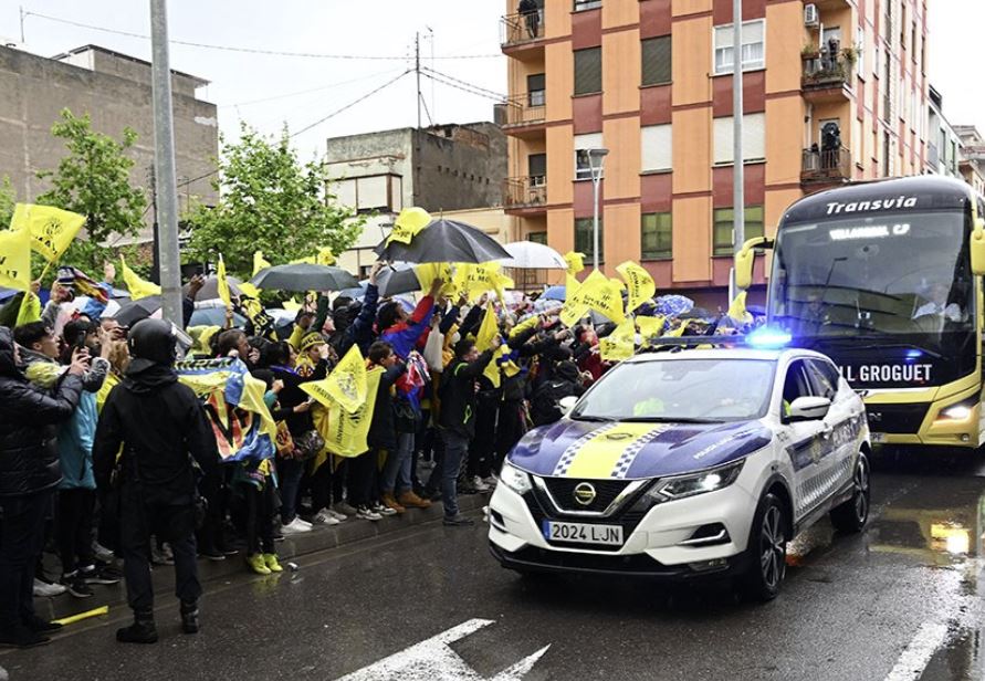 Tifozët e Villarrealit bllokojnë rrugët që çojnë tek stadiumi, i madh e i vogël në tribuna