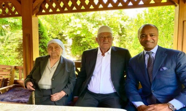 Avokati amerikan viziton prindërit e Thaçit në Burojë