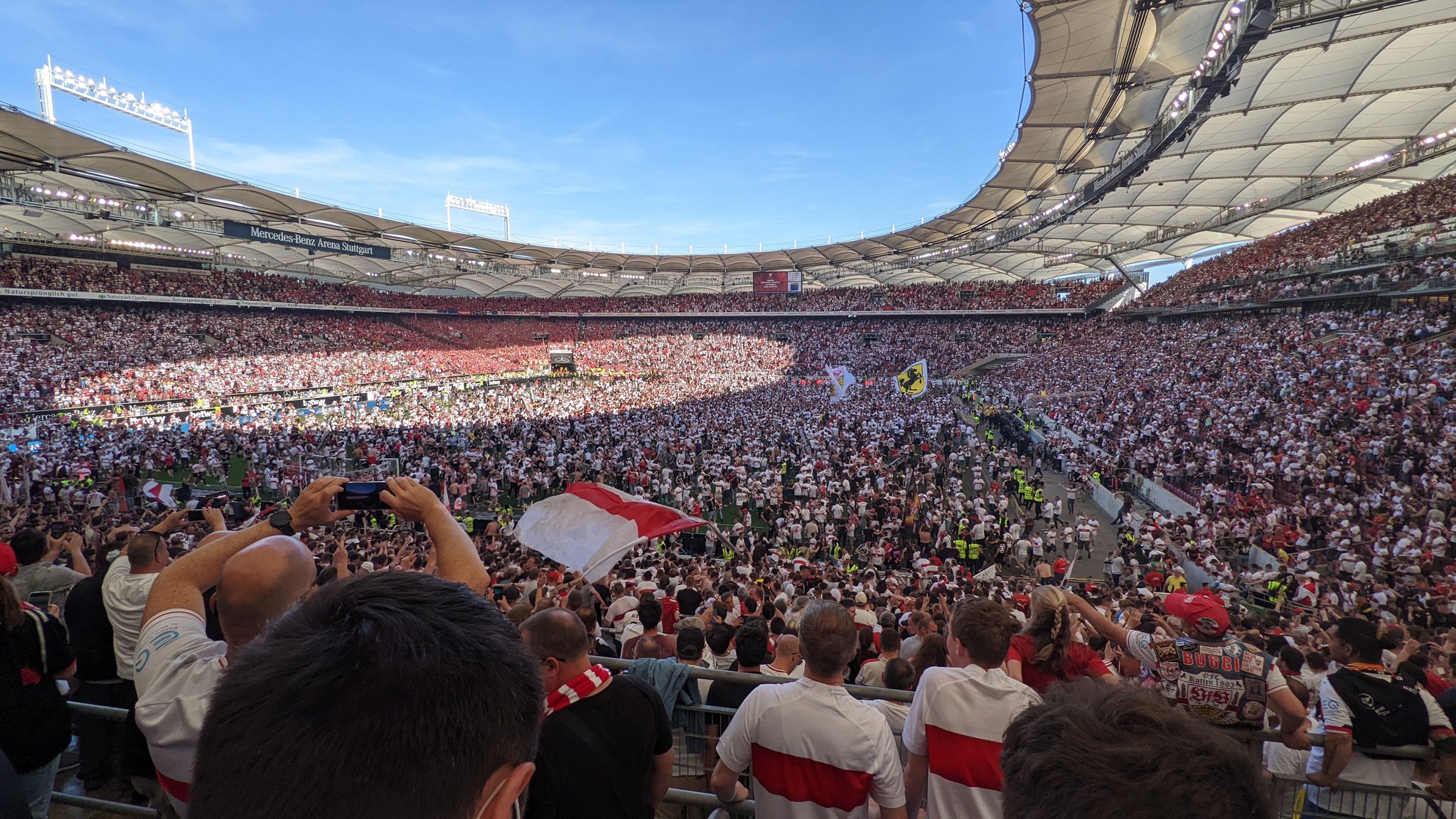 Stuttgart siguron mbijetesën në minutën e 90-të – Tifozët pushtojnë fushën