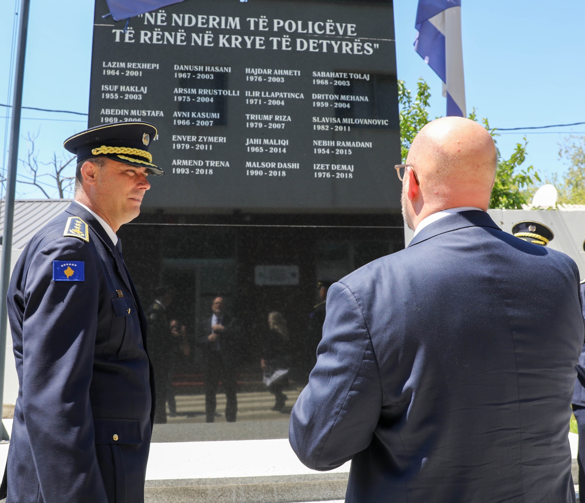 Hovenier nderon policët kosovarë që humbën jetën gjatë detyrës