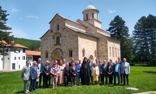 Shefi i BE-së shprehet i lumtur me numrin e ambasadorëve që shkuan në Manastirin e Deçanit