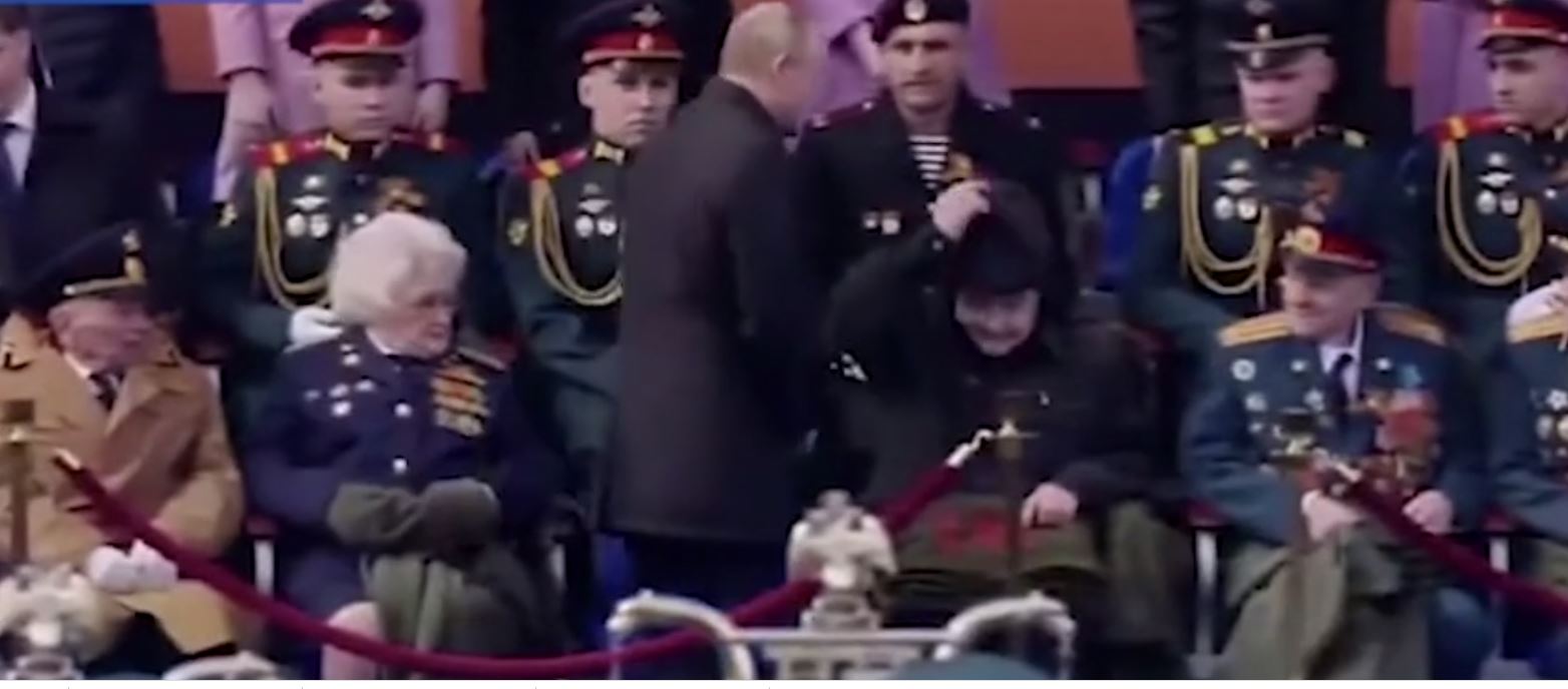 Putin shihet duke çaluar gjatë paradës së Ditës së Fitores