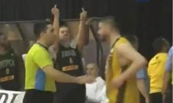 Pse duhej kjo nga një profesionist – Basketbollisti i Trepçës ngriti dy gishtat e mesëm drejtë tifozëve pejan