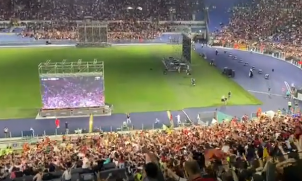 Stadiumi në Tiranë nuk i zuri, tifozët e Romës e shikojnë lojën nga ekrani i madh në Itali