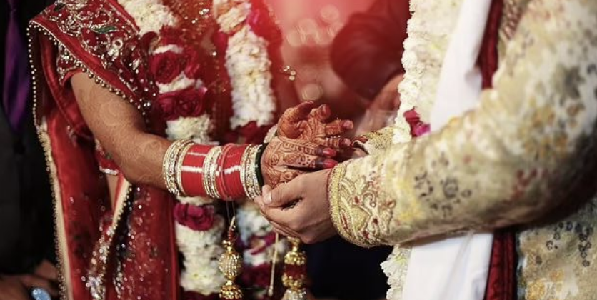 Ndalet rryma në dasmë dhe bëhet kërdia: Dy motra martohen me dhëndurët e gabuar