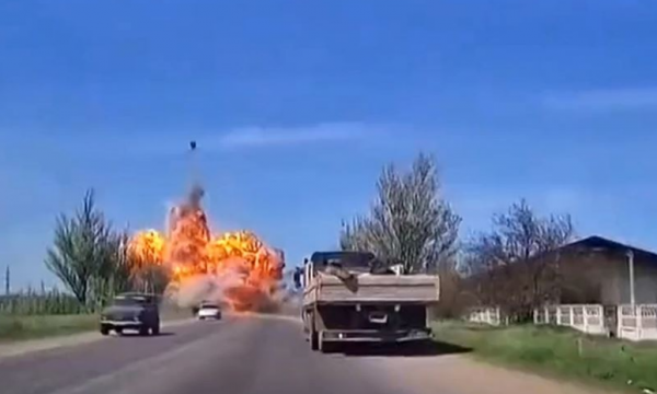 Ukrainasit shkatërrojnë një tank rus në Mariupol, publikohen pamjet