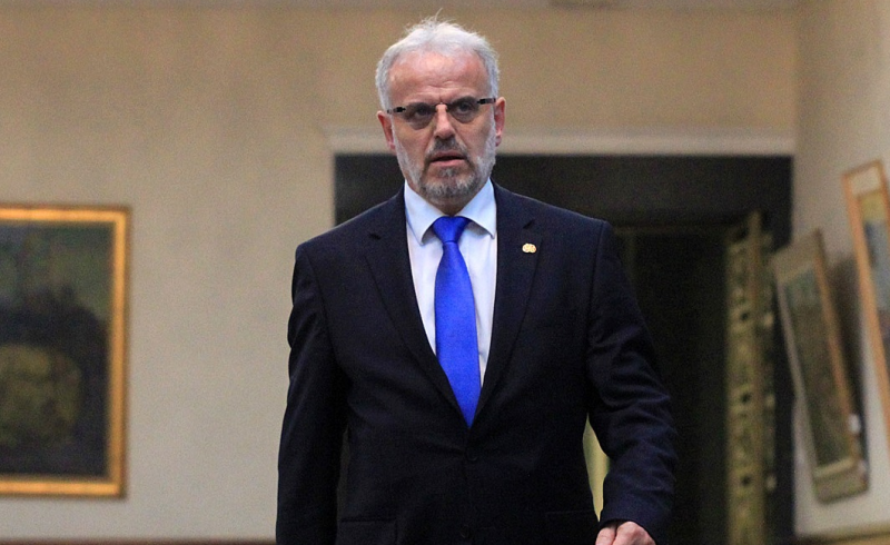 Talat Xhaferi fyen punonjësit e Parlamentit, kërkohet dorëheqja e tij