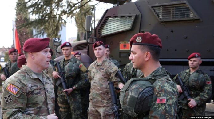 Amerika i jep Shqipërisë 17 milionë dollarë për ushtrinë