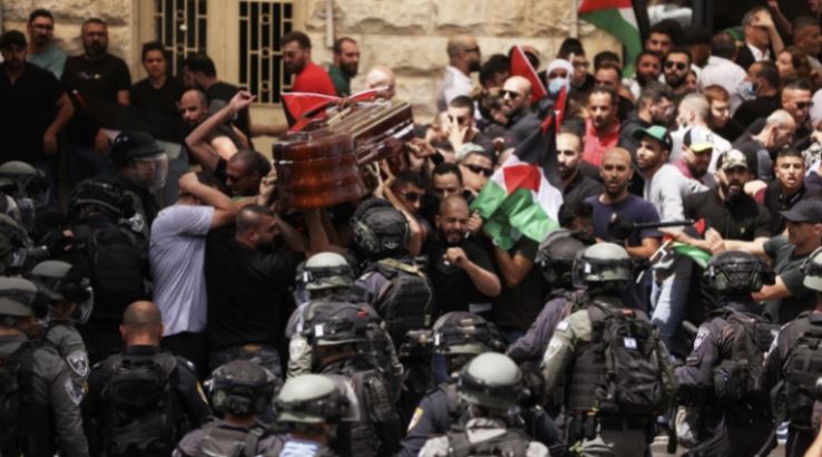 Pamje kur policia izraelite rrahu njerëzit që bartnin arkivolin e gazetares së vrarë palestineze, Shireen Abu Akleh