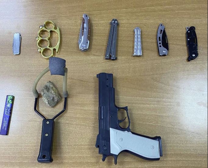 Shqetësuese: Policia në shkollat e Vushtrrisë iu gjen nxënësve armë të ndryshme