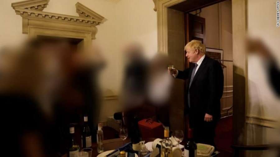 Dehjet e stafit, abuzimi me pastruesit: Detaje nga ndejat e natës së Johnsonit në Kryeministri gjatë COVID-19