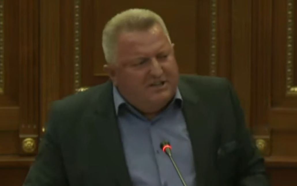 Berisha – VV’së: Nëse vuani nga kompleksi se nuk keni qenë pjesë e asaj lavdie, të paktën respektojeni