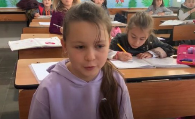 Ikën nga lufta, vajzat ukrainase mësojnë shqip në Vlorë