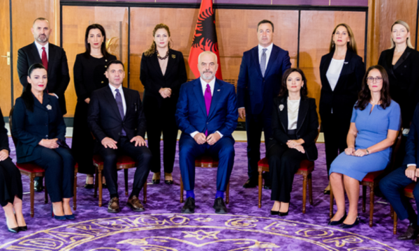Kodi Etik: Ministrave në Shqipëri u ndalohet të shkojnë në bare, kazino e të takojnë biznesmenë