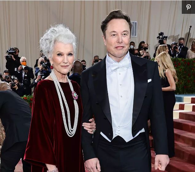 Elon Musk shkon me nënën e tij në Met Gala