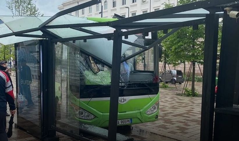 Tjetër aksident me urbanët në Tiranë, autobusi përplaset me vendqëndrimin e stacionit