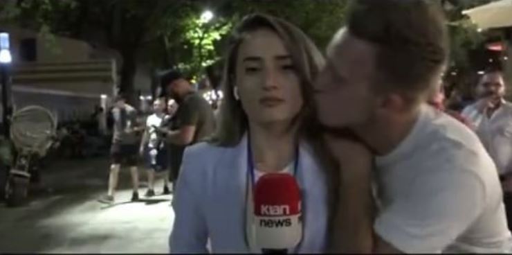 Ndodh përsëri – Edhe një tifoz tjetër puth gazetaren në Tiranë