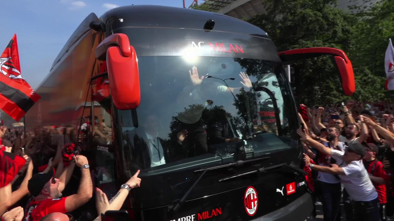 Ibrahimovic bëhet viral në rrjete sociale – Thyen xhamin e autobusit pas fitores ndaj Atalantës