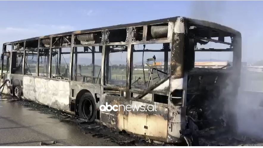 Pamje nga autobusi i shkrumbuar në Vlorë, si shpëtuan punonjësit e fasonerisë