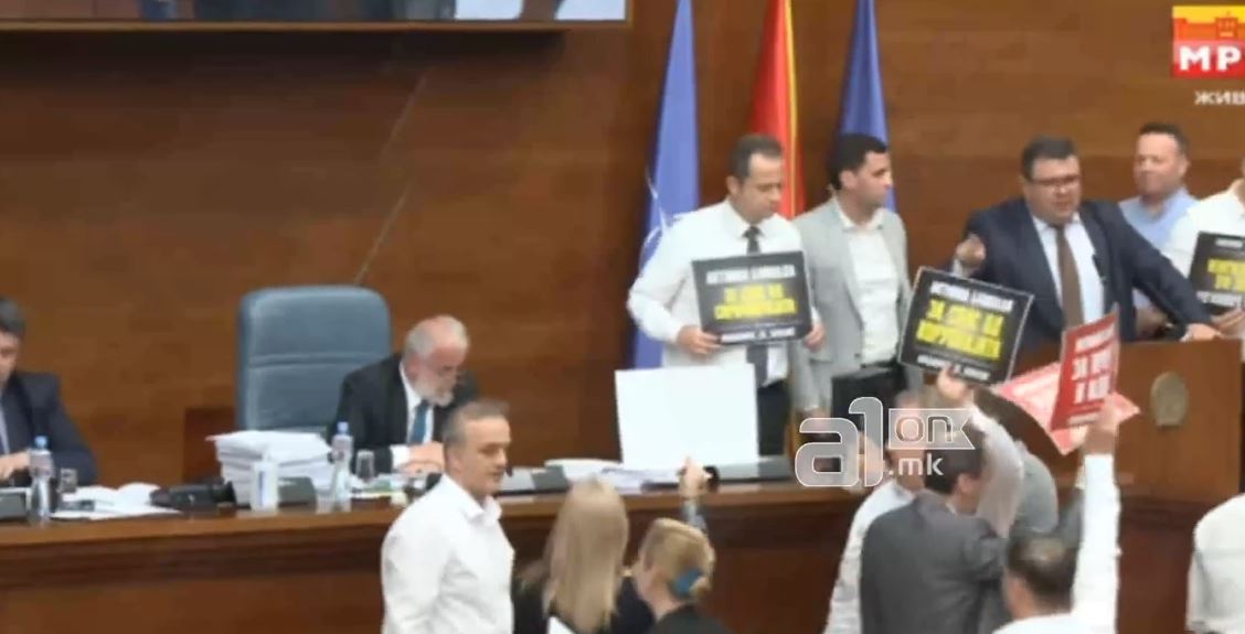 Tensione në Kuvendin e Maqedonisë, Xhaferi i bërtet Micevskit: Ulu në vend nëse nuk je për rrahje