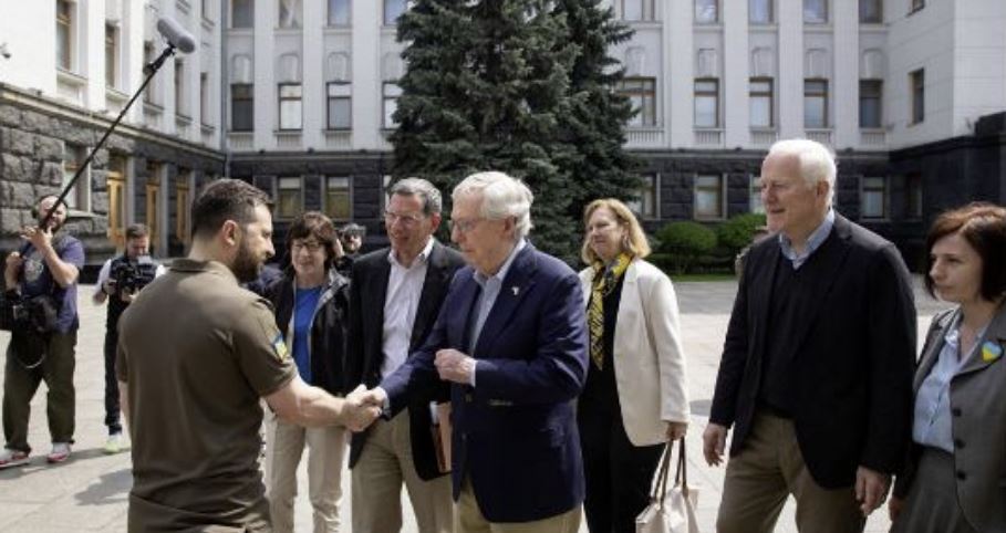 Senatorët amerikanë takohen me Zelenskyn në Kiev