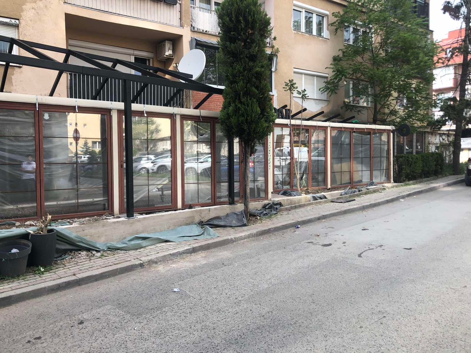 Ndërpriten punimet për vendosjen pa leje të një konstruksioni metalik në hapësirat publike në Prishtinë