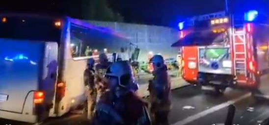 Momenti kur udhëtarët dalin nga autobusi i aksidentuar në Austri (Video)