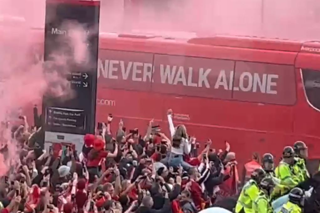 Tifozët e Liverpooli besojnë në shpalljen kampion – Atmosferë fantastike jashtë stadiumit ‘Anfield’