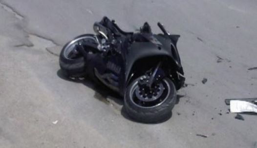 Motoçiklisti e godet duke ia thyer tre brinjë gjakovarit, pas aksidentit ikë nga vendi i ngjarjes