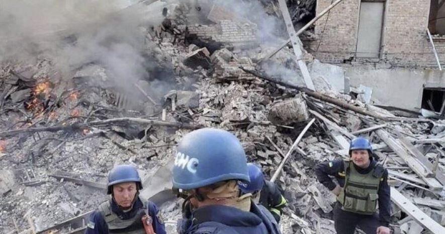 Pamje pas bombardimit të shkollës në Luhansk ku ishin të strehuar 90 persona