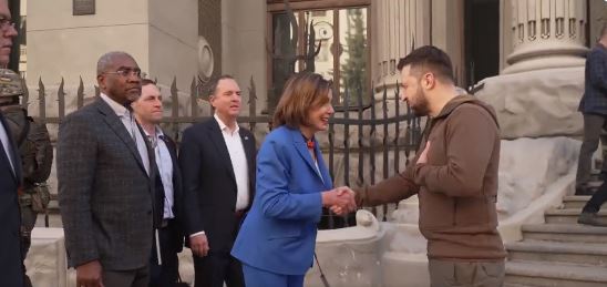 Nancy Pelosi takohet me Zelenskyn në Kiev