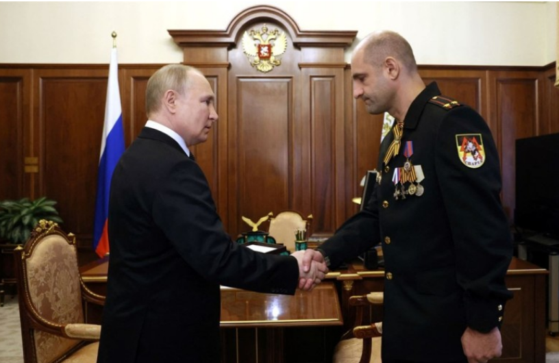 Putin takohet me babanë e komandantit të vrarë në luftë